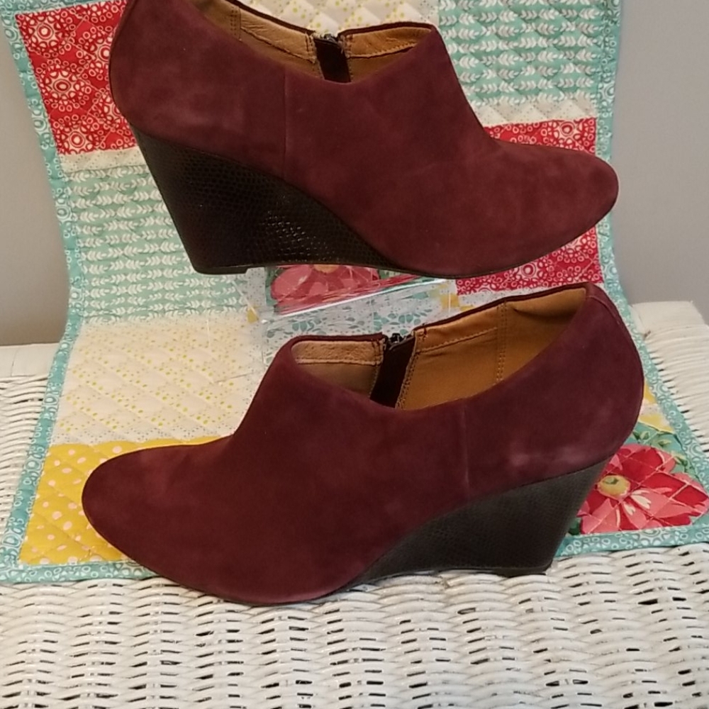 Clark's high bootie burgundy sz 9.5